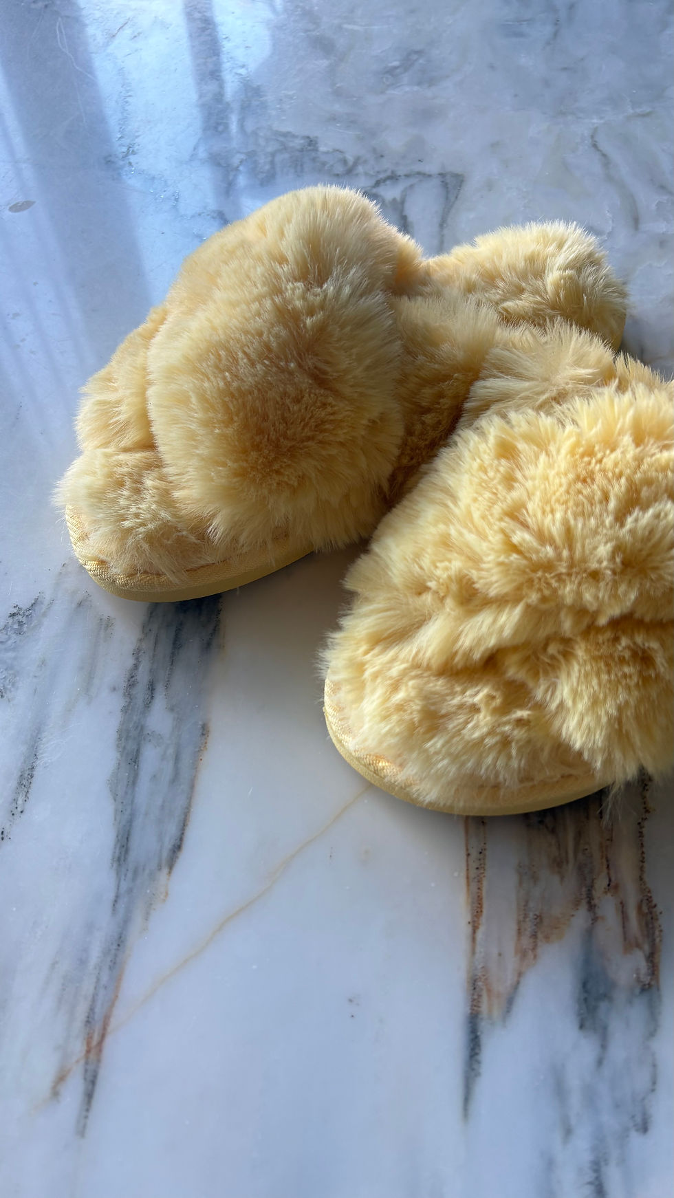 Miniatura: Pantufla amarilla cruzada