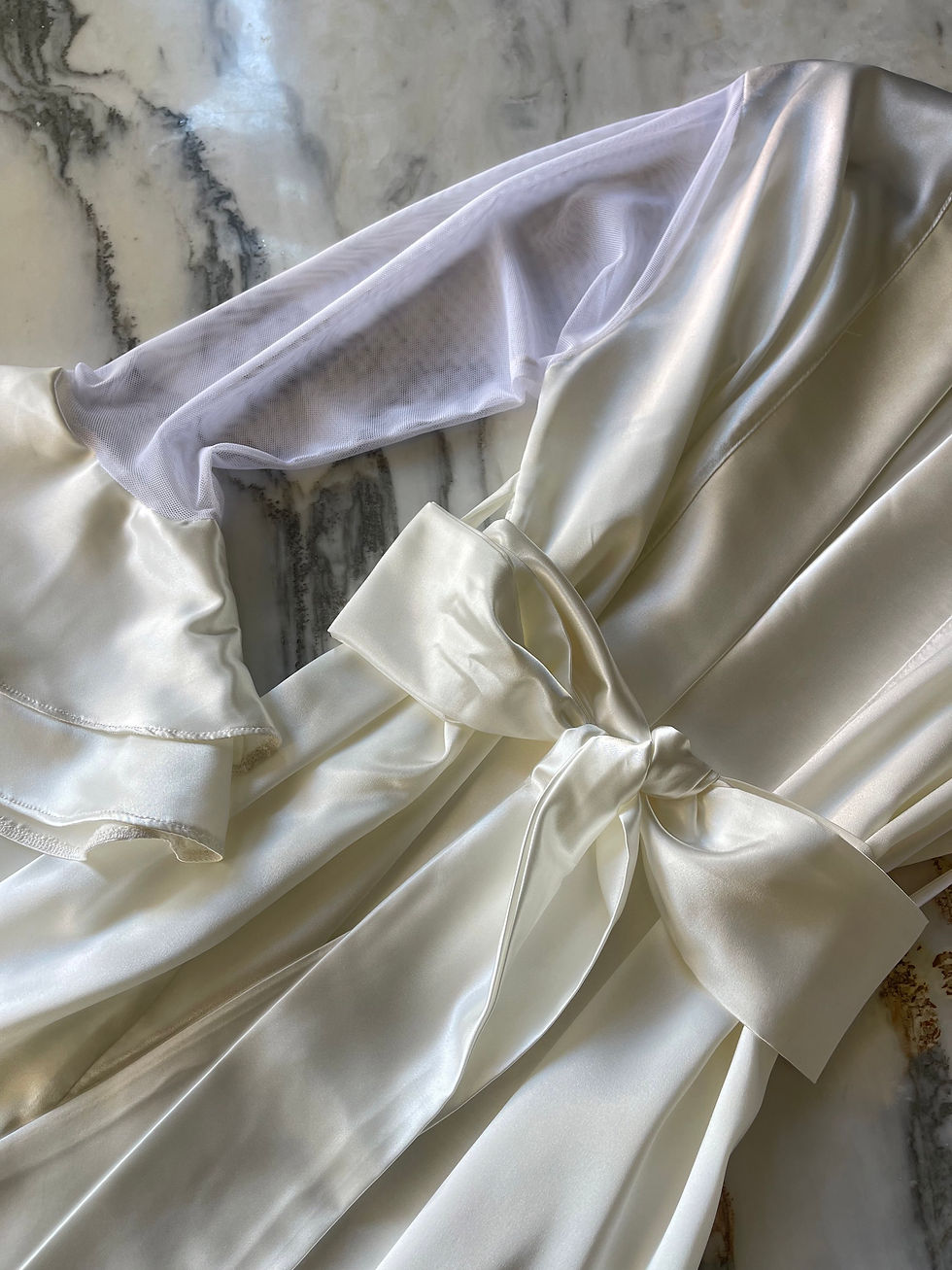 Miniatura: Bata de novia satinada blanca
