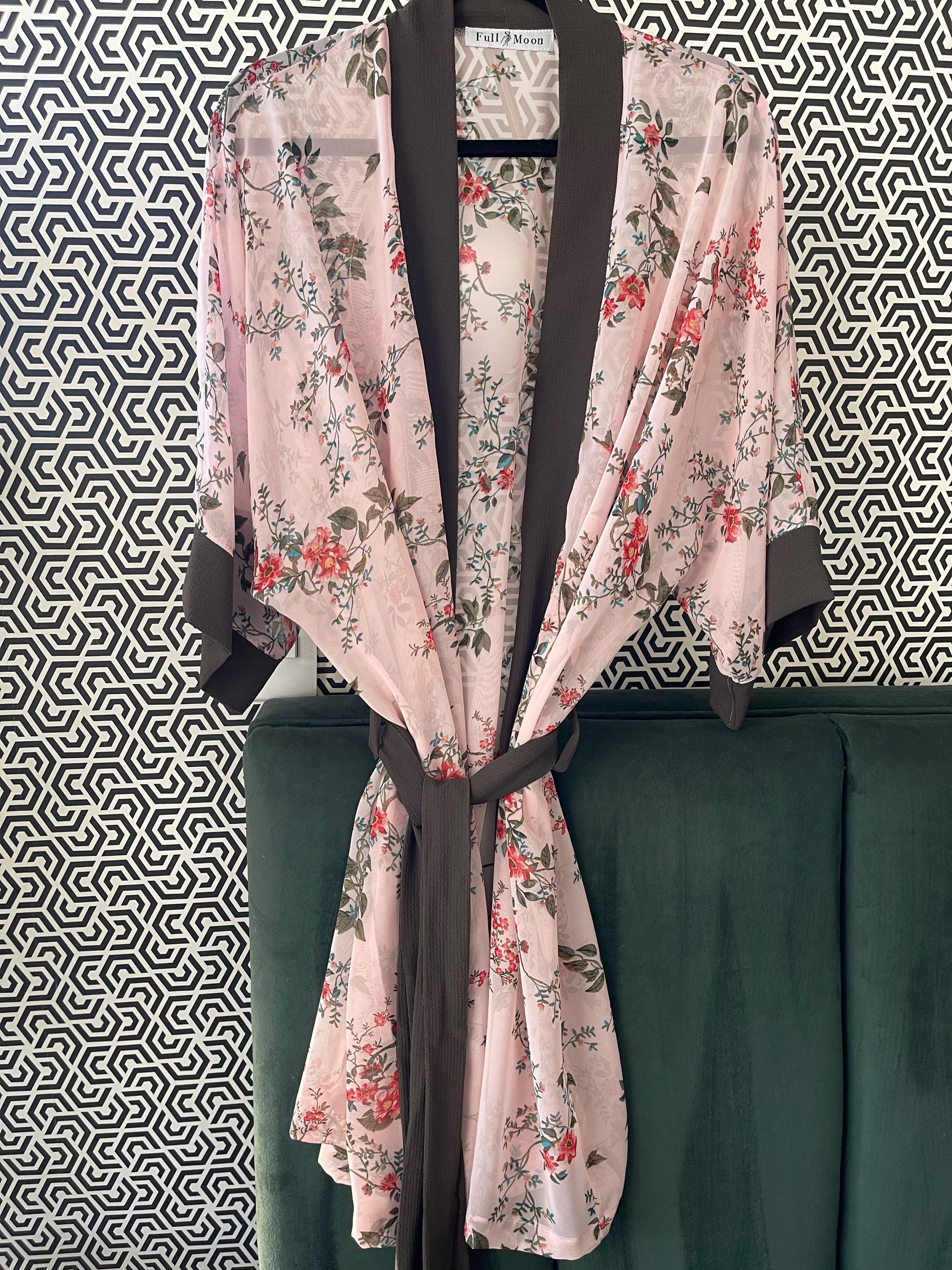 Bata floreada con detalles verdes