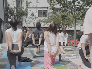 Personas haciendo yoga al aire libre.png