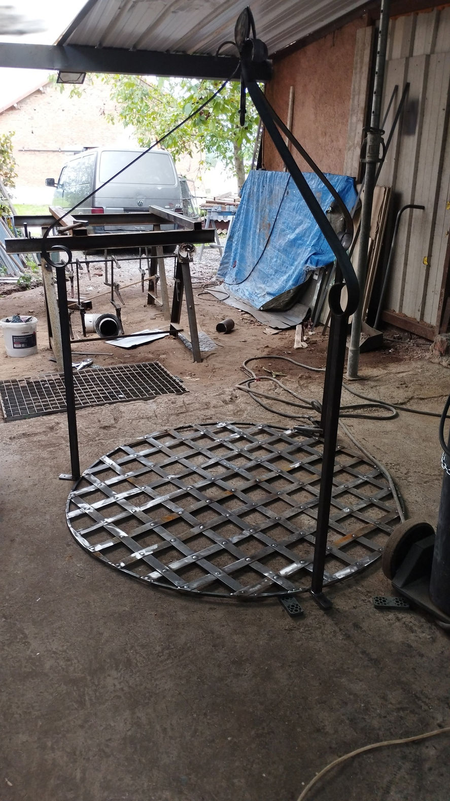 Grille de puit avec poulie. STAALMAT MÉTALLERIE, Réalisation sur mesure.