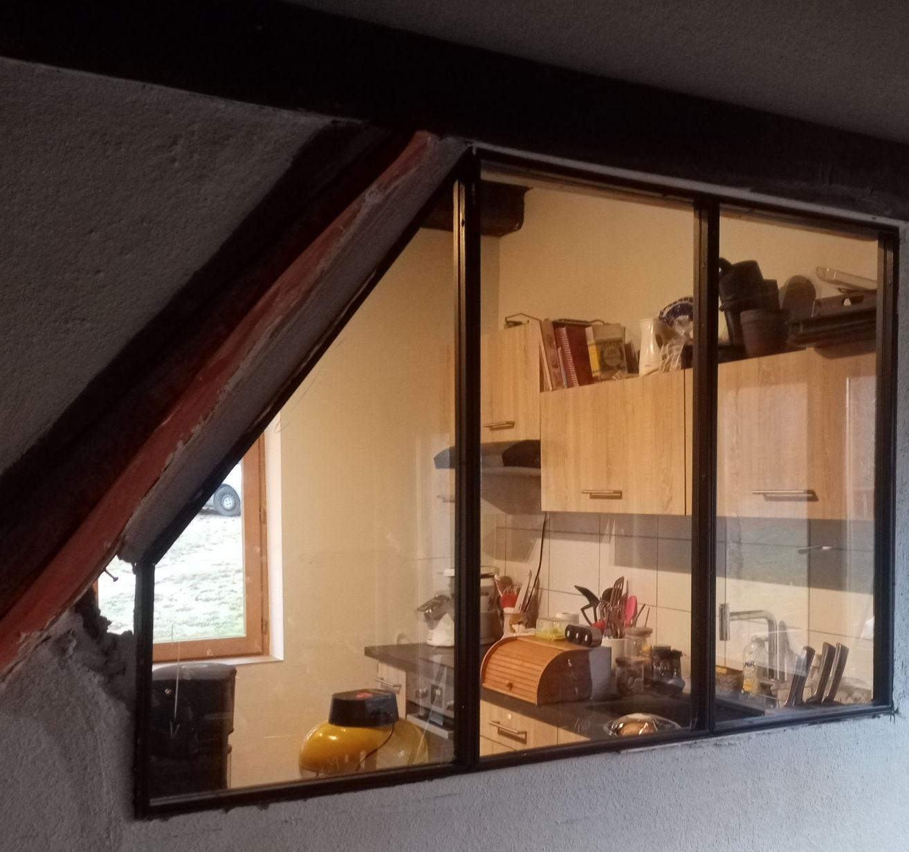 Fabrication sur mesure pour créer un espace cosy entre la cuisine et le salon.