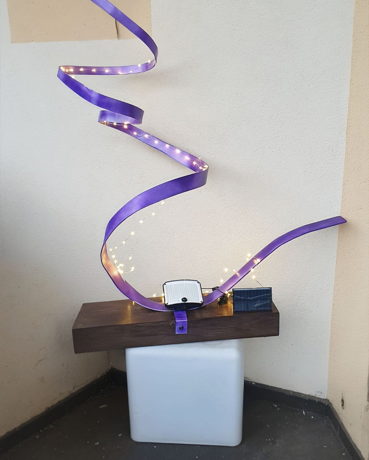 Lampe LED en métal torsadé sur un pied en bois