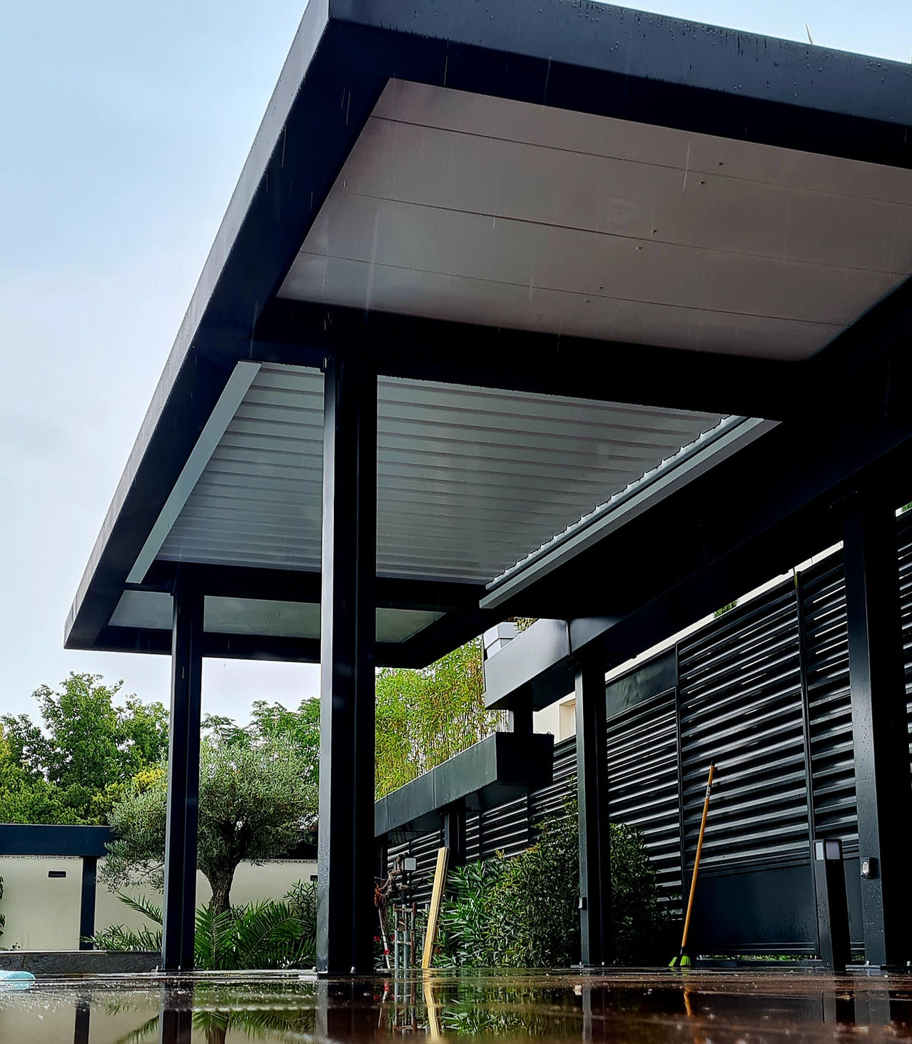 Cette pergola arbore un design moderne et épuré, parfait pour les espaces extérieurs contemporains.