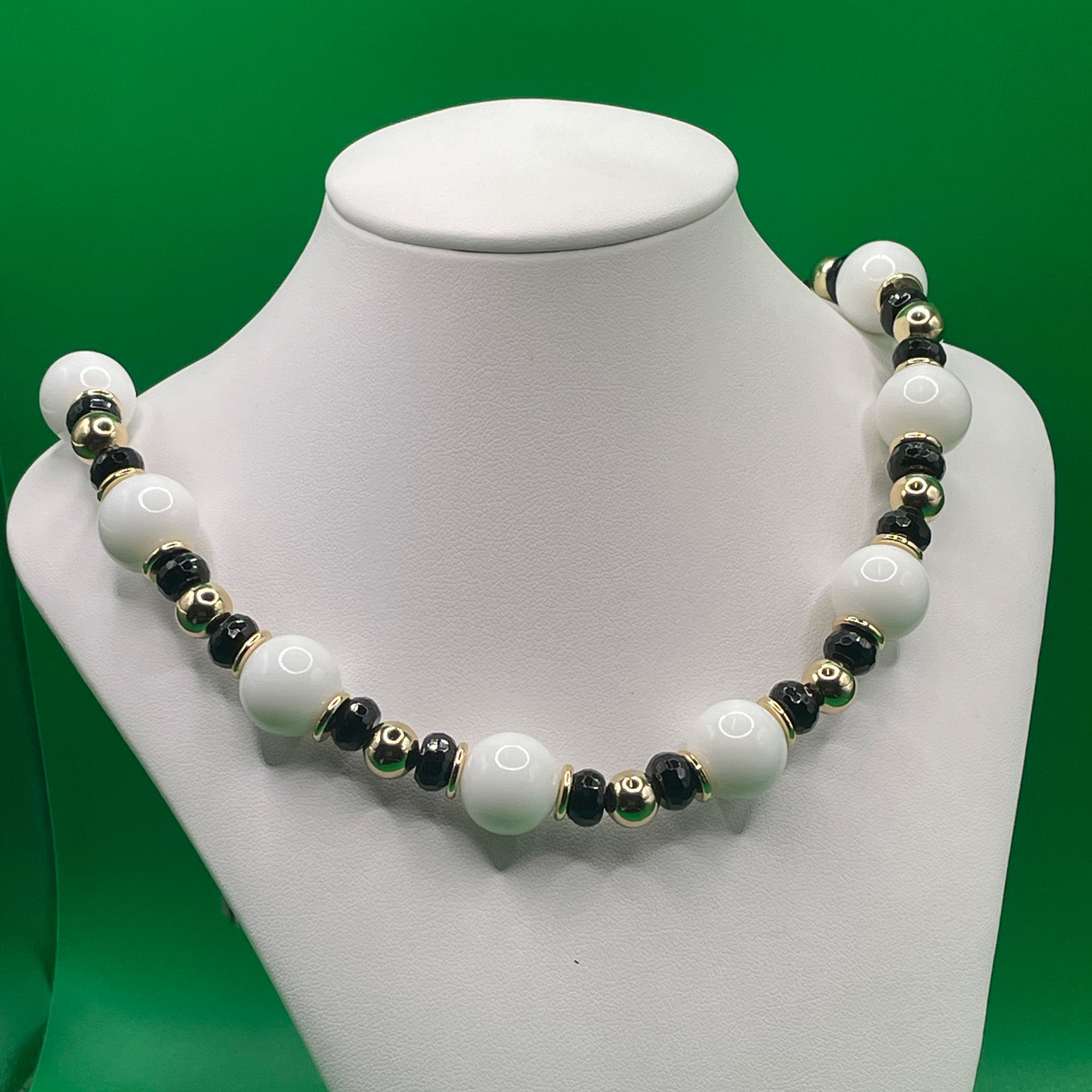 Sovrani – Collana in metallo laminato con elementi bianchi, neri e dorati regola