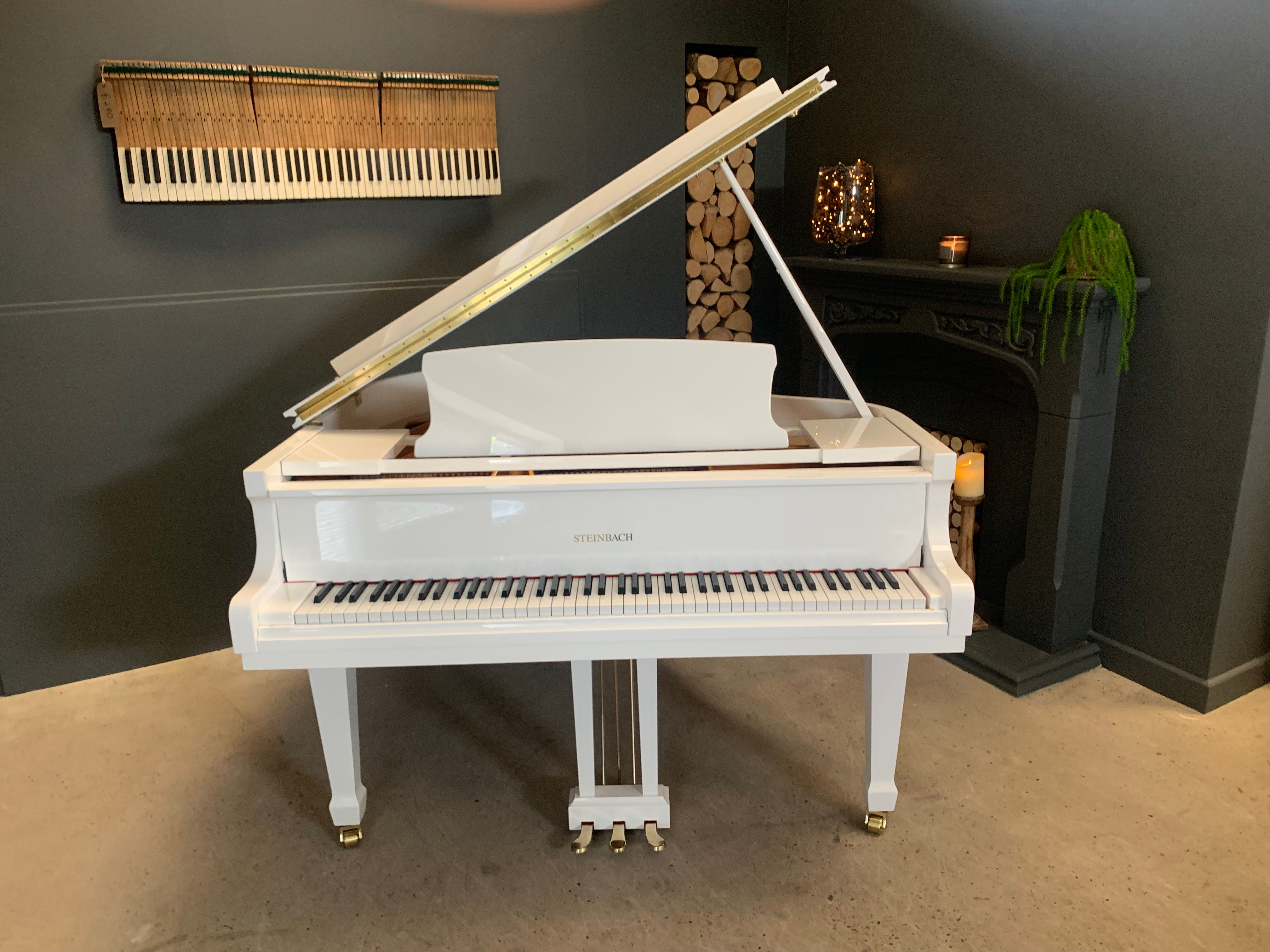 Steinbach Gloss white baby grand piano - GP142 - Stunning condition