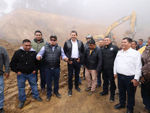 El gobernador Alejandro Armenta atiende zonas afectas por derrumbe en carretera de Eloxochitlán