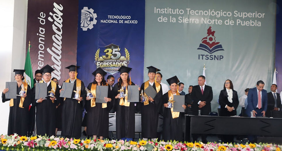 Egresan 182 profesionistas del Tec de la Sierra Norte