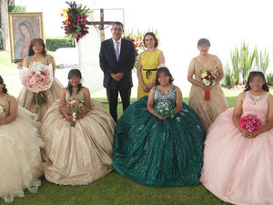 En Puebla, SEDIF y gobernador festejan a ocho quinceañeras de la Casa del Adolescente