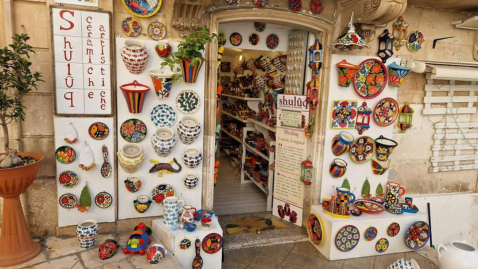 Shop in Puglia selling ceramics