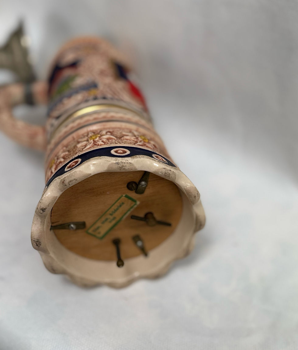 Miniaturbild: Prunkvoller Relief-Bierkrug mit Spieluhr & Zinndeckel – "Zu jeder Zeit"