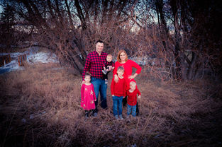 Late Fall Session. Family in Red, Sandy Beach.