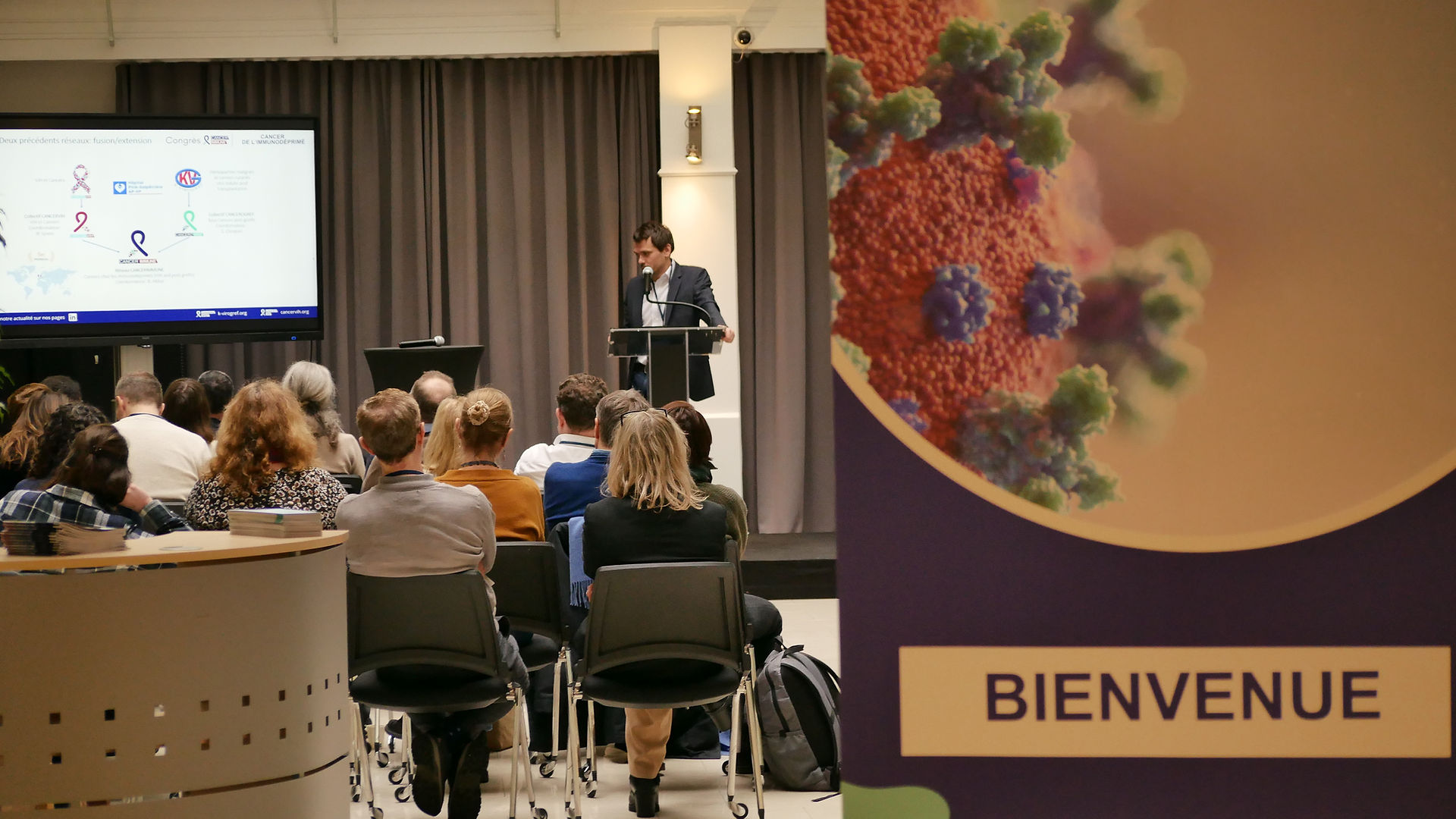 Le Dr Baptiste Abbar, coordonnateur du réseau CANCERIMMUNE, accueille les participants du 1er congrès CANCERIMMUNE