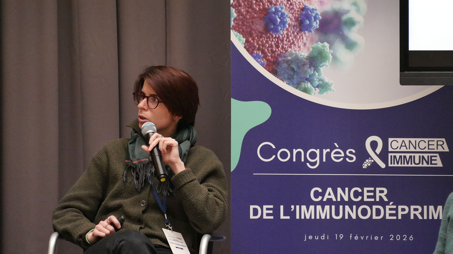 Julia Charbonnier d'Actions Traitements lors de la table ronde du Congrès CANCERIMMUNE