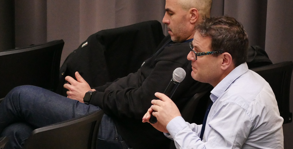 Pr Markinson interroge les participants de la table ronde du Congrès CANCERIMMUNE