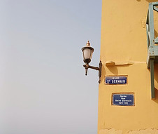 Rue historique et maisons colorées dans la ville au Sénégal