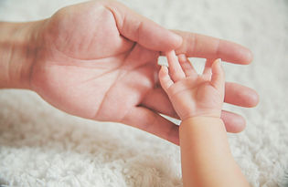 ידיים תינוק ומבוגר