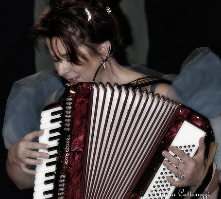 Elena Pontini, cantante e fisarmonicista