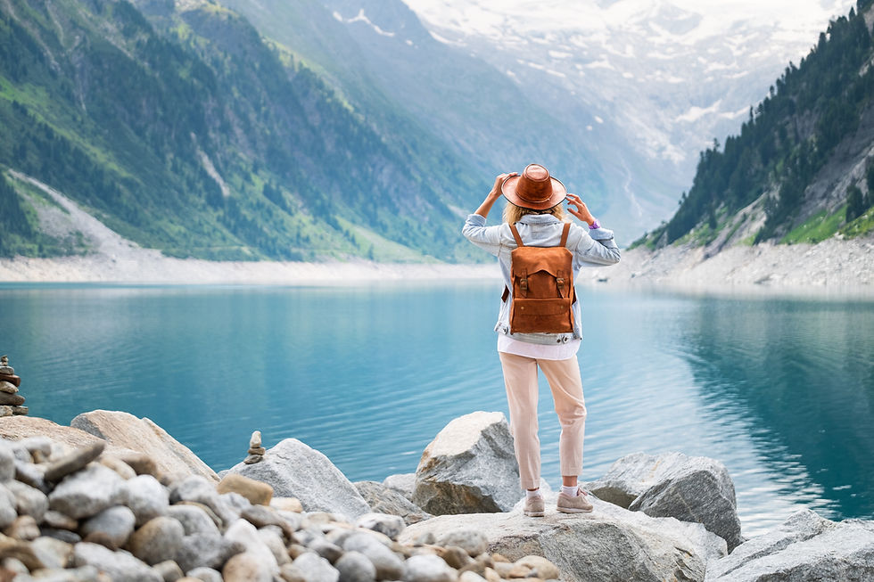 tourist-look-on-the-lake-view-in-austria-active-r-2026-01-09-00-57-59-utc.jpg