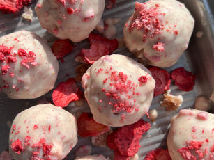 Strawberries and cream cake truffles
