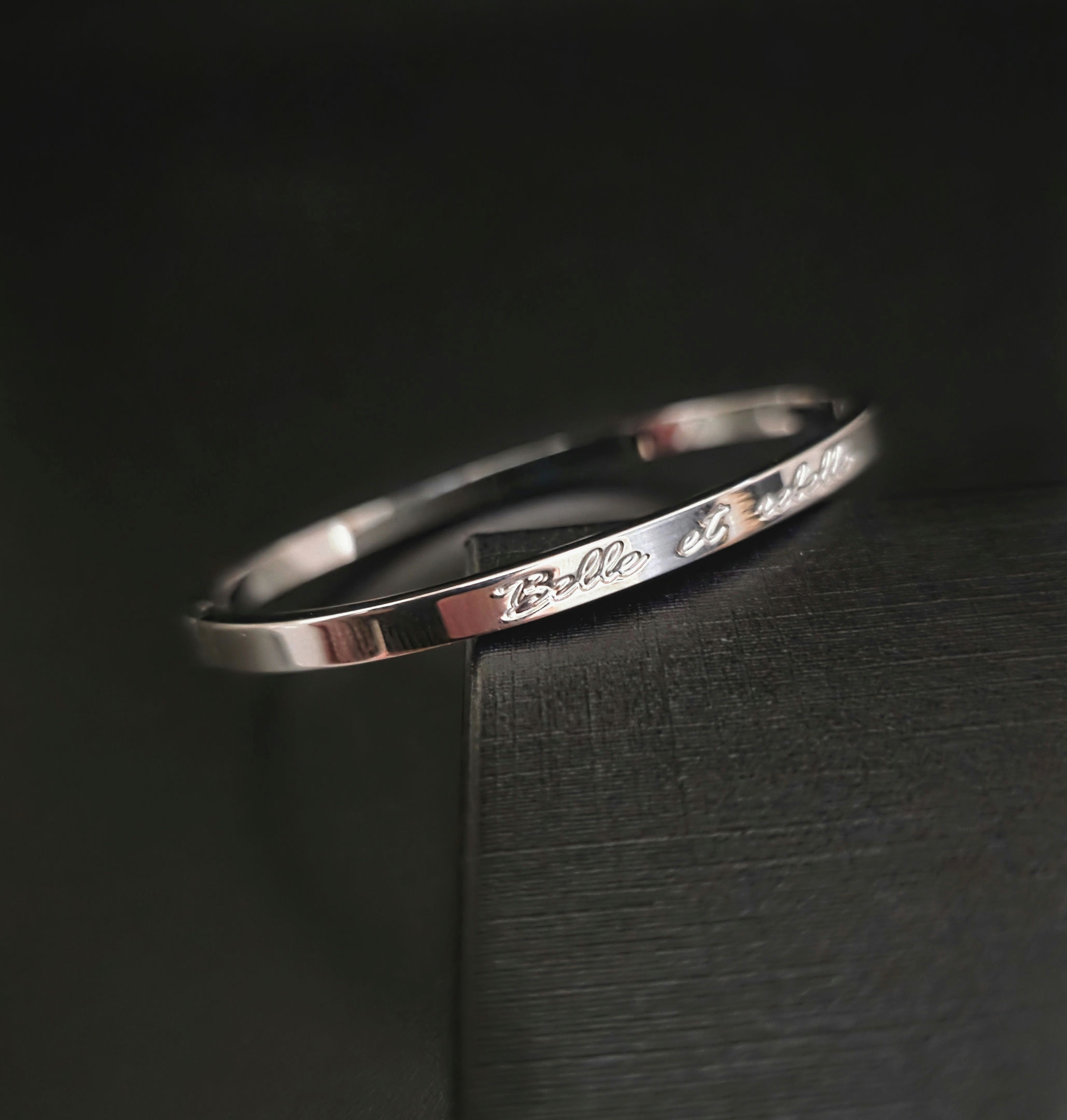 Bracelet message en acier inoxydable BELLE ET REBELLE