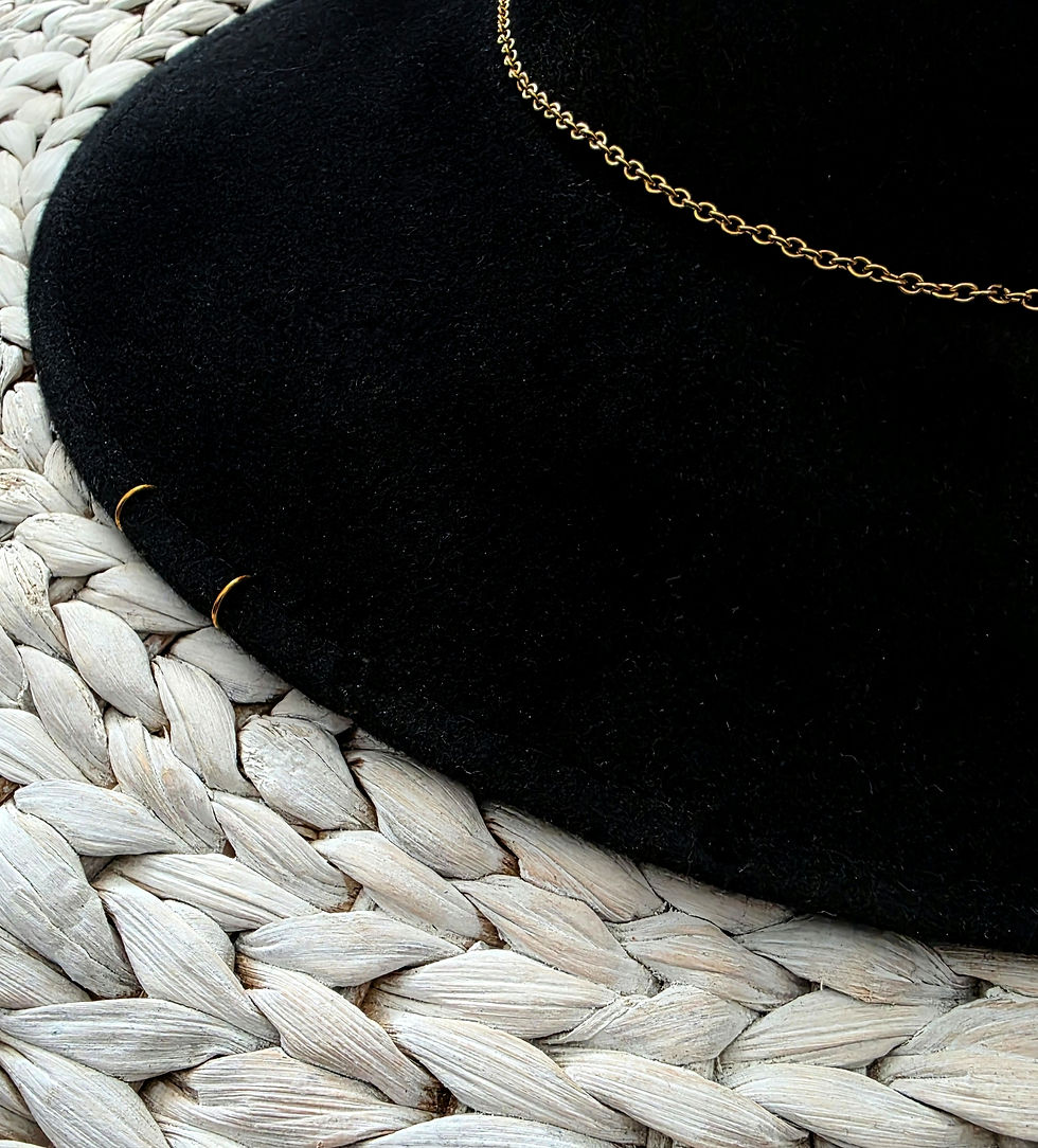 Thumbnail: Chapeau en feutre de laine avec bijoux en acier or