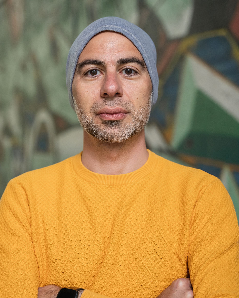 Mann mit Haube vor Graffiti