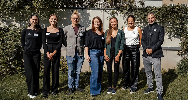 Gruppenfoto Team umbruchstelle auf Wiese