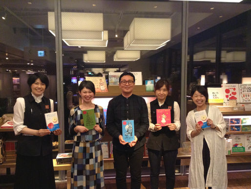 子どもの本の周りには