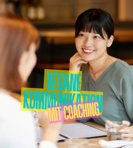 Zwei Frau sitzen nebeneinander. Sie unterhalten sich freundlich und entspannt miteinander. Das Bild enthält auch einen Schriftzug "How to talk vegan".