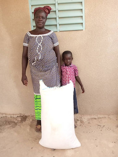 Distribution nourriture aux filleuls.jpg