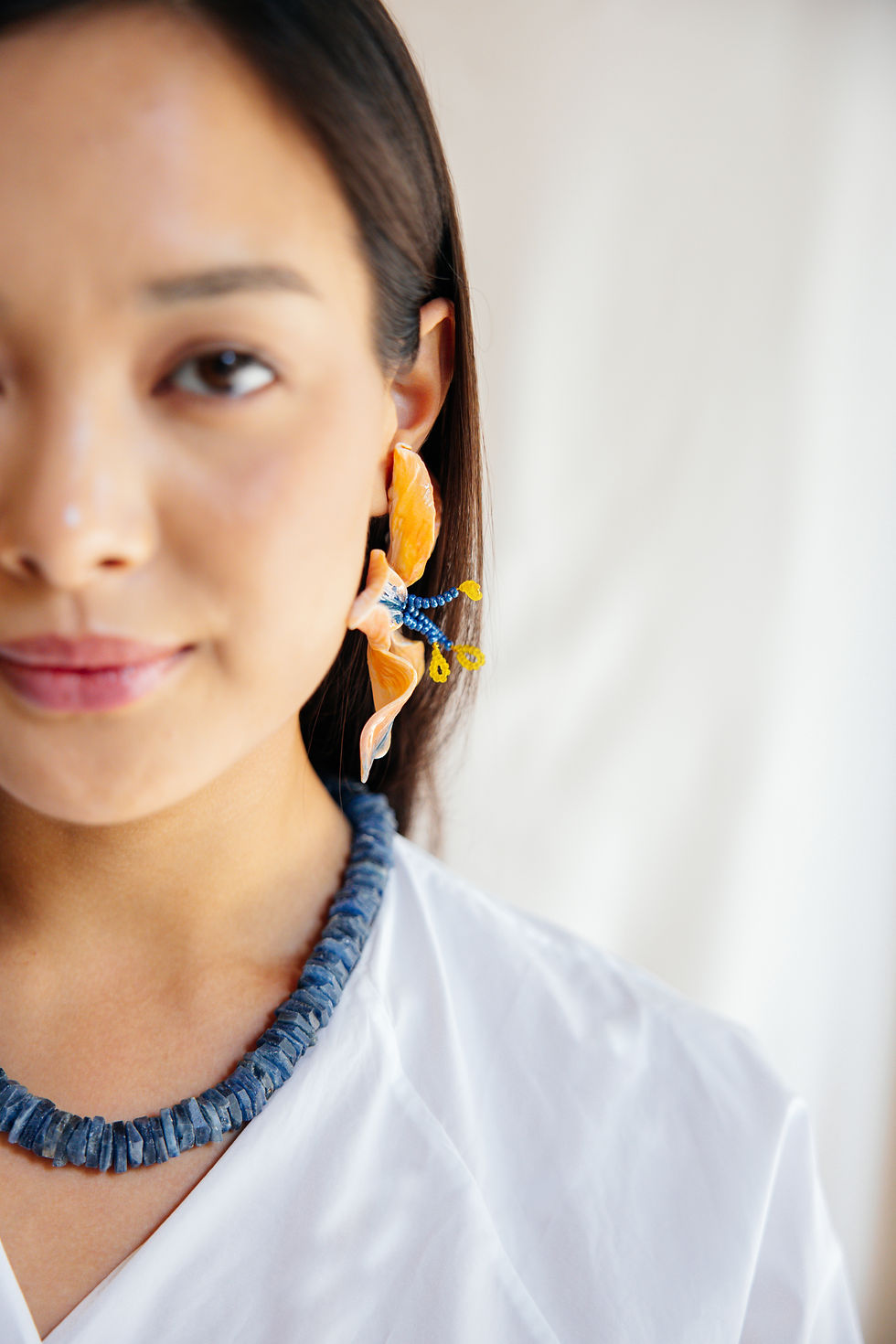 Küçük resim: LUNISI - Boncuk Detaylı Büyük Zambak Form Küpe - A/W 25-26 Silent Reverie