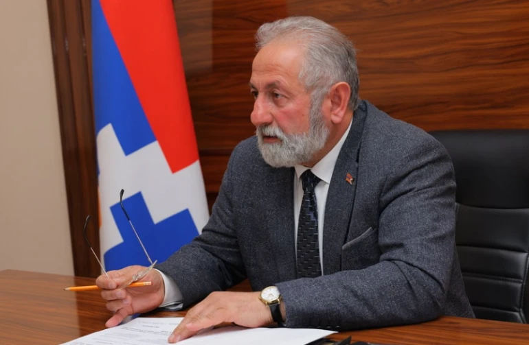 «Հրապարակ» թերթը գրում է. «Նիկոլ Փաշինյանին հաջողվեց Արցախի պետական ինստիտուտները լուծարել, այդ թվում նաեւ ՀԱԵ Արցախի թեմը ոչնչացնել` թեմի առաջնորդ Վրթանես եպիսկոպոսին տիրադավների շարքը ներքաշելով: Վրթանես եպիսկոպոսը կտրվեց հոտից, ոչ մի ձեւով չի արձագանքում Արցախի եկեղեցիների մասին ադրբեջանական հայտարարություններին:
