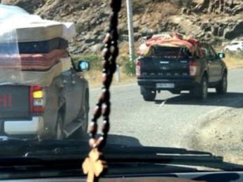 Ներքնակներով բեռնված ադրբեջանական մեքենաները գնում են Աղավնո և Բերձոր