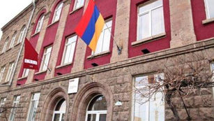 ՀՊՏՀ ռեկտոր Արմեն Գրիգորյանը բավարարել է Գյումրու մասնաճյուղի աշխատակիցների պահանջը և տնօրենի ժամանակավոր պաշտոնակատար է նշանակել Կարեն Պետրոսյանին