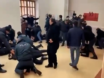 Փարաքարում ոստիկանների և քաղաքացիների միջև ծեծկռտուք սկսվեց