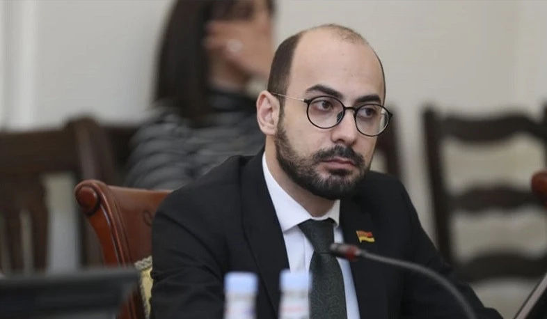 «Ժողովուրդ» օրաթերթը գրում է. «ԱԺ ՔՊ խմբակցության քարտուղար Արթուր Հովհաննիսյանի քաղաքական դիրքերը իշխանական թիմում շարունակում են ոչ միայն թուլանալ, այլև` վերանալ: Վերջին ամիսներին նա մեկը մյուսի հետևից կորցնում է ազդեցիկ պաշտոններ զբաղեցնելու հնարավորությունները, իսկ երեկ գրանցվեց հերթական անհաջողությունը. իշխող կուսակցությունը մերժեց նաև նրա թեկնածությունը Ազգային ժողովի Աշխատանքի և սոցիալական հարցերի մշտական հանձնաժողովի նախագահի պաշտոնում։ Հանձնաժողովի նախագահի թեկնածու ընտրվեց Նազելի Բաղդասարյանը, իսկ Արթուր Հովհաննիսյանը նիստի մեկնարկից հետո ընդամենը 10 րոպե անց լքեց ՔՊ գրասենյակը։ Սա, սակայն, Հովհաննիսյանի առաջին անհաջողությունը չէ։ Ավելի վաղ նա չընտրվեց ՔՊ վարչության անդամ՝ չնայած կուսակցության ներսում ուներ մեծ հավակնություններ։ Դրանից հետո դժվարությամբ տեղ գտավ կուսակցության նախընտրական ցուցակի ոչ պատվաբեր ?? համարում։