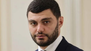«Ժողովուրդ». Ձուկ մականունով հայտնի Դավիթ Առաքելյանը հեռանում ԱԺ-ից խոշոր կրիպտոարժույթներով և չգրանցված գույքի օտարմամբ