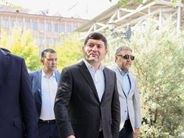 Հունիսի 22-ին, ժամը 11:00-ին հավաքվում ենք Զվարթնոց տաճարի մոտ և ժողովրդի մեծ բազմությամբ, բարձր տրամադրությամբ ու մեծ հավատքով քայլում դեպի Մայր Աթոռ. Դավիթ Համբարձումյան