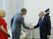 Այսօր բարերար Տիգրան Իզմիրլյանին ՀՀ ազգային հերոսի կոչում կշնորհվի, Փաշինյանն ընդունել է նրա որդուն