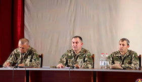 Էդվարդ Ասրյանը դիրքերի ավագների, սերժանտների հետ քննարկել է ԶՈՒ-ում կարգապահության բարձրացմանն առնչվող հարցեր