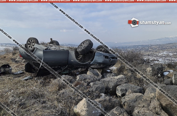 Մեքենան բախվել է քարերին և գլխիվայր շրջվել. կան վիրավորներ