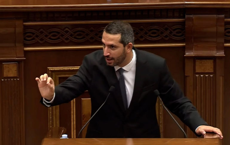 Սա «քուչա» չէ, «բազար» չէ, ինքը հայ է, չեմ ուզում իրեն ատեմ, ձեզ չենք ատում, մի սարքեք զրոյական խաղ։ Այս մասին ԱԺ–ում ասել է ԱԺ նախագահ Ռուբեն Ռուբինյանը՝ դիմելով ընդդիմադիրներին։