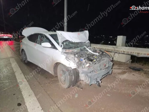 «Hyundai»-ն Աշտարակի կամրջի հարևանությամբ հայտնվել է ջրափոսում, ապա բшխվել երկաթե արգելապատնեշներին
