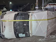 Երևանում Ford Transit-ը մերկասառույցի պատճառով կողաշրջվել է