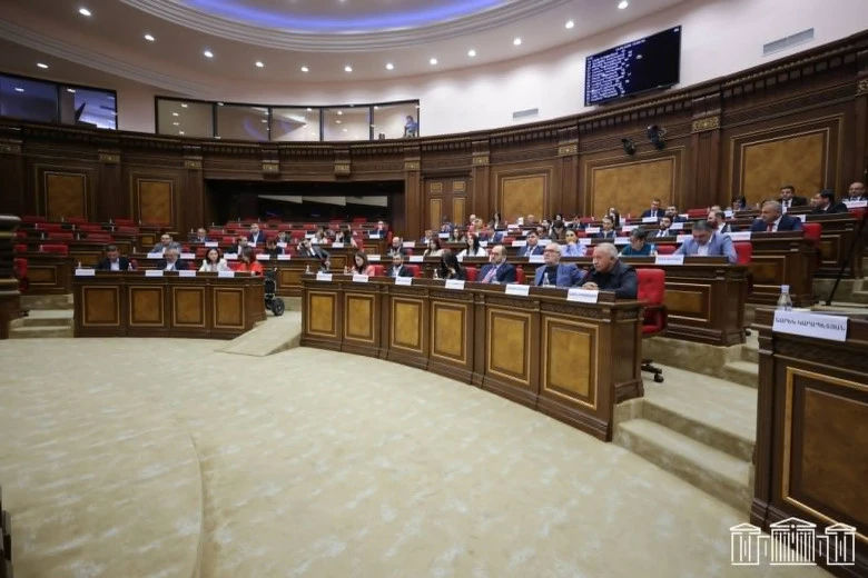 «Փաստ» թերթը գրում է. «Թեև իշխանության մոտեցումները շարունակում են մնալ մակերեսային, և նրանք անհոգ ժեստերով փորձում են ցույց տալ, թե իբր ամենևին մտահոգված չեն Հայաստանի առջև ծառացած տնտեսական ծանր մարտահրավերներով, իրականությունն այլ է։ Իշխանական պատգամավորների ճղաձիգ ելույթներից արդեն իսկ պարզ է դառնում, որ իրենք էլ են զգում օդում կախված վտանգը և հասկանում, թե ինչի կարող է հանգեցնել երկրում սպասվող հսկայածավալ տնտեսական անկումը։ Անշուշտ, տնտեսական ճգնաժամն իշխանափոխության լուրջ նախադրյալ է, սակայն սա այն դեպքը չէ, երբ կարելի է խնդրին նայել սոսկ քաղաքական շահի տեսանկյունից։ Տնտեսության նման գահավիժումն աղետալի է պետության համար, և դրա հետևանքները հաղթահարելու համար տարիներ են պահանջվելու։ Սա ընդդիմության համար պարզապես «նվեր» չէ, այլ մի իրավիճակ, երբ ընդդիմադիր դաշտը պետք է լիովին պատրաստ լինի վերցնելու պետական ղեկը և կառավարելու առկա հսկայական ռիսկերը: