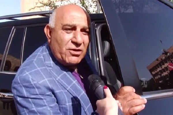 «Ժողովուրդ» օրաթերթը գրում է. ««Ժողովուրդ» օրաթերթի բացառիկ տեղեկություններով՝ ՀՀ նախկին վարչապետ Հովիկ Աբրահամյանի եղբայրը՝ Հենրիկ (Ջոնիկ) Աբրահամյանը, Հակակոռուպցիոն կոմիտեում ինքնախոստովանական ցուցմունք է տվել։