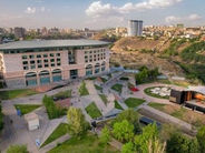 Քաղաքացին բարձրացել է Թումոյի այգու ժայռի վրա և ցանկանում է ինքնասպանություն գործել՝ ցած նետվելով ժայռից