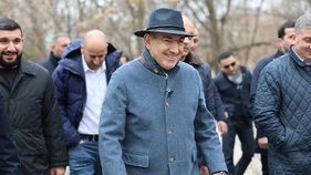 «Հրապարակ»․ Նիկոլի «ախրաննիկները» մեքենաներով տատիկների են բերել, որ գովեստի խոսք ասեն Փաշինյանին