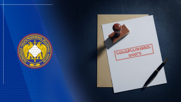 ՀՀ քննչական կոմիտեի Լոռու մարզային քննչական վարչությունում քննվող քրեական վարույթի նախաքննության ընթացքում առերևույթ փաստական տվյալներ են ձեռք բերվել այն մասին, որ 2025 թվականի օգոստոսի 9-ին Վանաձոր քաղաքում կողմերի միջև տեղի ունեցած վիճաբանության ժամանակ Մ.Կ.-ն իր մոտ գտնվող կտրող-ծակող առարկայով հարվածներ է հասցրել Կ.Բ.-ի կրծքավանդակի և պարանոցի շրջանին՝ առողջությանը պատճառելով ծանր մարմնական վնասվածք, որից հետո Ն.Բ.-ն ապօրինի կերպով ձեռք բերված հրազենի գործադրմամբ կրակոցներ է արձակել Մ.Կ.-ի և Է.Բ.-ի ուղղությամբ: